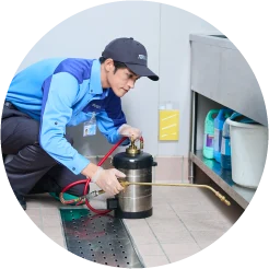 排水溝や汚水槽などを調査